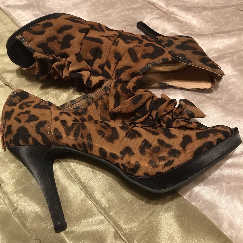 Size 9 leopard open toe heels